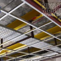 زیرسازی سقف کاذب 60×60 با سپری های گالوانیزه و عبور تاسیسات الکتریکی از پشت آن