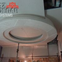 اجرای طرح دایره و نورمخفی در چند لایه روی باند طولی سقف کاذب سالن سرو غذا